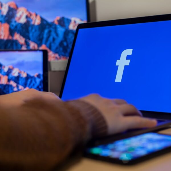 Cómo usar Facebook para encontrar trabajo