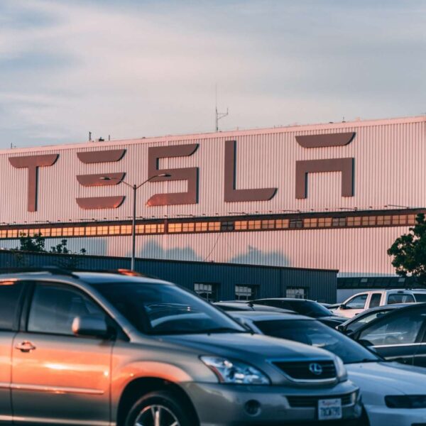 Tesla cobrará una suscripción para acceder a internet desde sus vehículos