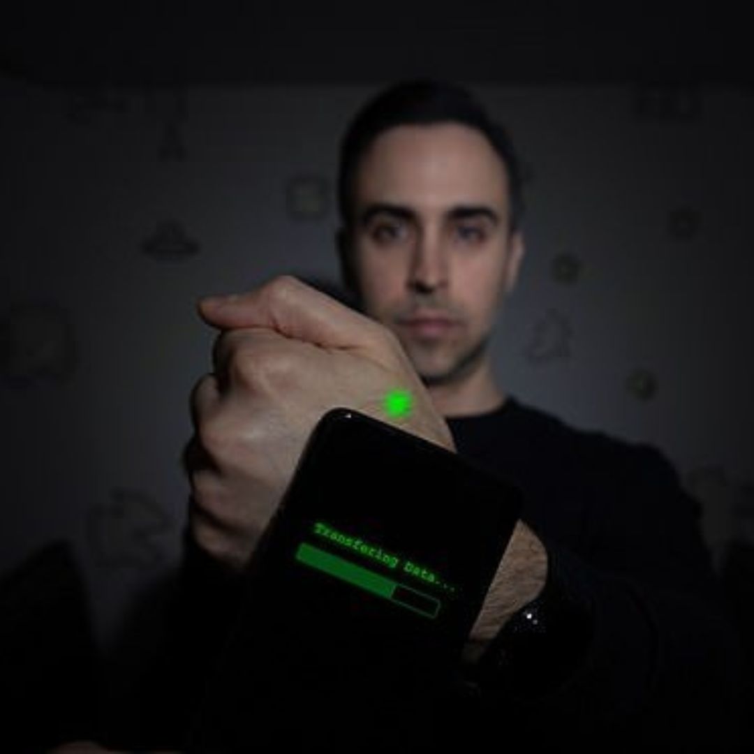 Un estadounidense se implantó una llave electrónica Tesla en su mano