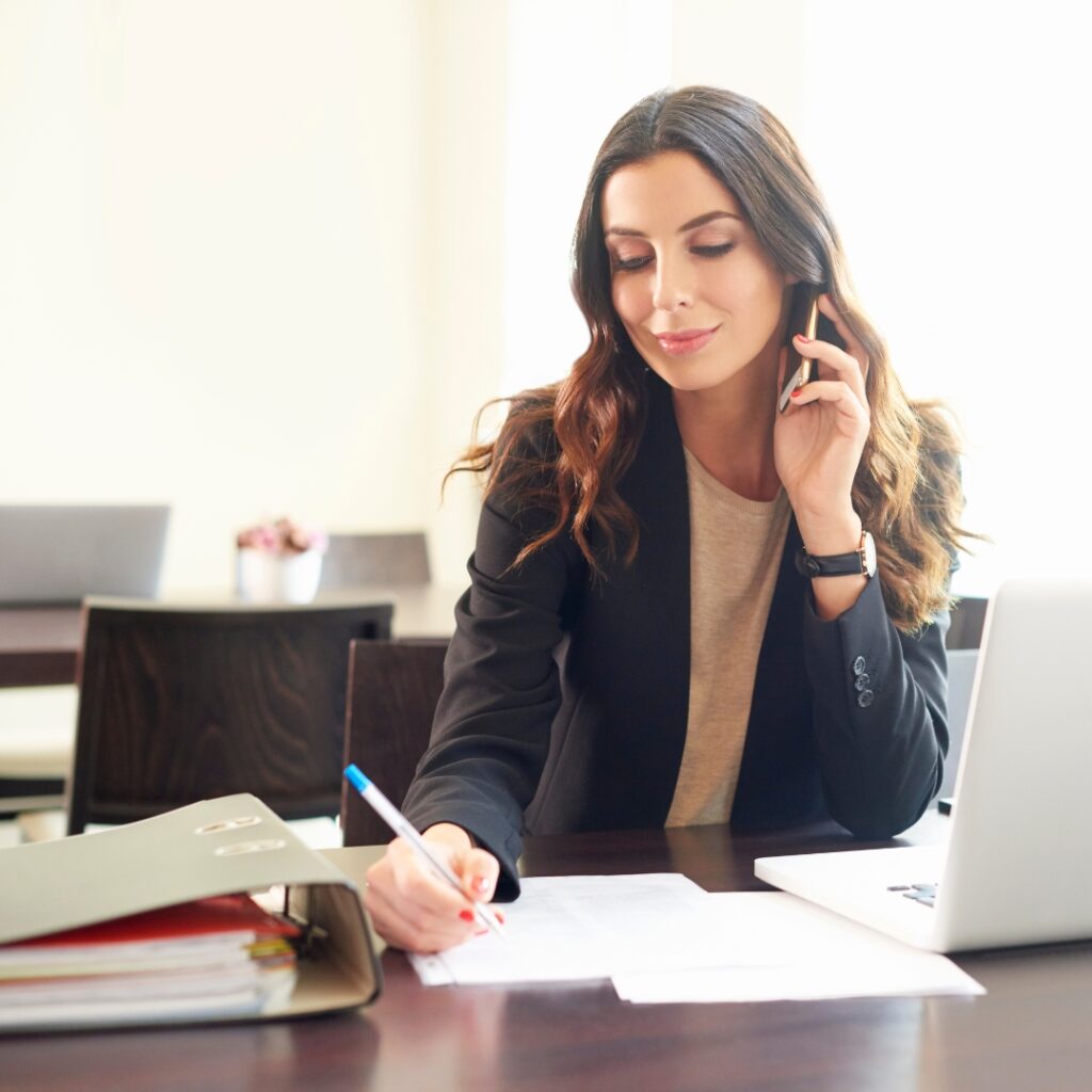 Trabajo asesor de seguros: Qué necesitas y cómo empezar en el sector